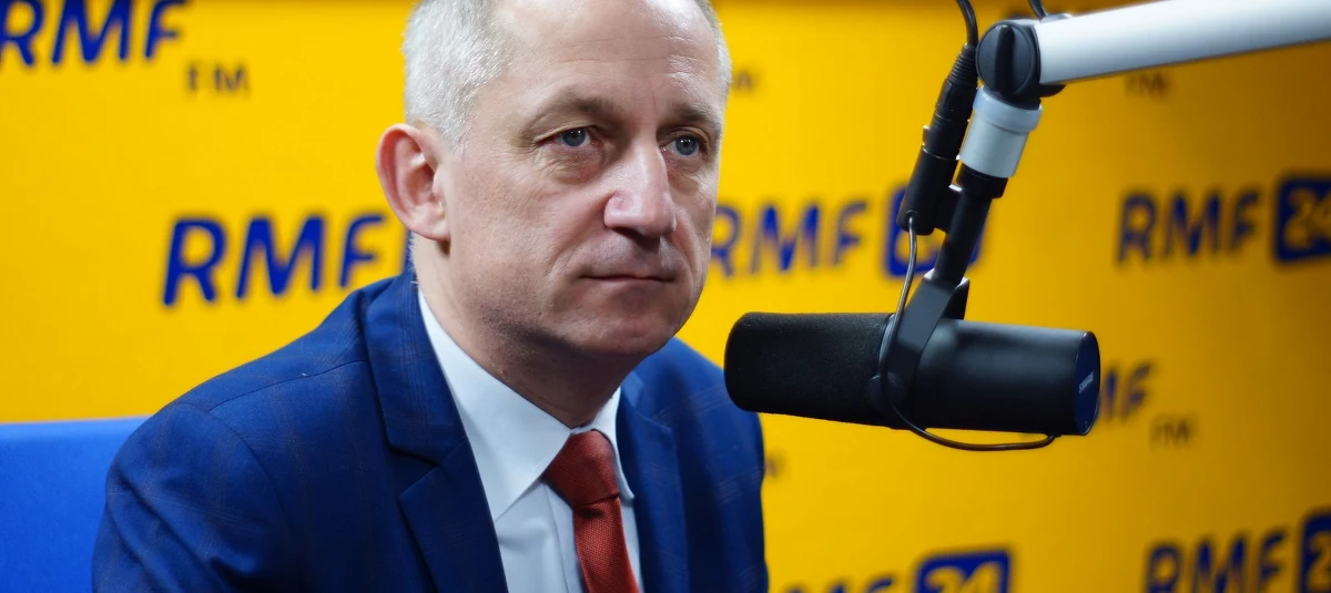 „To, co się dzieje w ostatnich dniach, szczególnie na linii prezydent – PiS, rząd, większość parlamentarna, to jest uderzenie w podstawy demokracji w Polsce. Andrzej Duda powinien przyjąć ślubowanie od trzech sędziów, którym już rozpoczęła się kadencja. Nie robi tego, łamiąc konstytucję” – mówi w Kontrwywiadzie RMF FM szef klubu PO Sławomir Neumann, pytany o zamieszanie wokół Trybunału Konstytucyjnego. „Jeśli takich przypadków będzie więcej, to prezydent podlega jakimś prawom w Polsce” – dodaje. „Prezydent, jako strażnik konstytucji, powinien zachowywać się zgodnie z konstytucją. Dziś mamy kłopot taki, że zamiast strażnika konstytucji stał się strażnikiem interesów PiS” – uważa Neumann. Ustawa o TK według PO? „Uznaliśmy w większości PO i PSL, że dajemy sędziom czas od wyboru do objęcie stanowiska 3 miesiące. Jeśli Trybunał uzna, że to złe rozwiązanie, to pierwszy walnę się w pierś i przeproszę za PO” – odpowiada gość RMF FM.