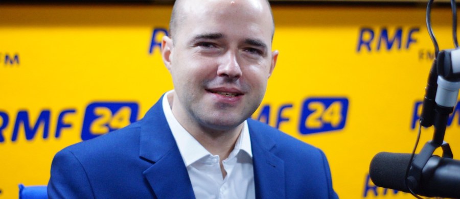 "Jeżeli powstanie koalicja przeciw Państwu Islamskiemu to będzie koalicja bez większego zaufania. To wymuszona koalicja zamachami w Paryżu i mam wrażenie, że będzie ona nietrwała, bo niejednorodne są interesy poszczególnych państw na tym terenie" - mówi gość „Dania do Myślenia” w RMF Classic Zbigniew Pisarski z Europejskiej Akademii Dyplomacji i Fundacji Pułaskiego. Dodaje, że "wymusza koalicja jest na rękę Rosji, która przymusiła potencjalnych sojuszników do współpracy". Jego zdaniem taka koalicja będzie oparta na jednym elemencie - wrogu. "Od dawna mamy świadomość, że Francuzi z Amerykanami współpracują tylko wtedy, kiedy muszą. Już Amerykanie w ostatnim czasem z Federacją Rosyjską nie bardzo chcą współpracować, chyba, że są przymuszeni. To samo zresztą z Wielką Brytanią, która z Federacją Rosyjską również ma na pieńku" - mówi Pisarski.