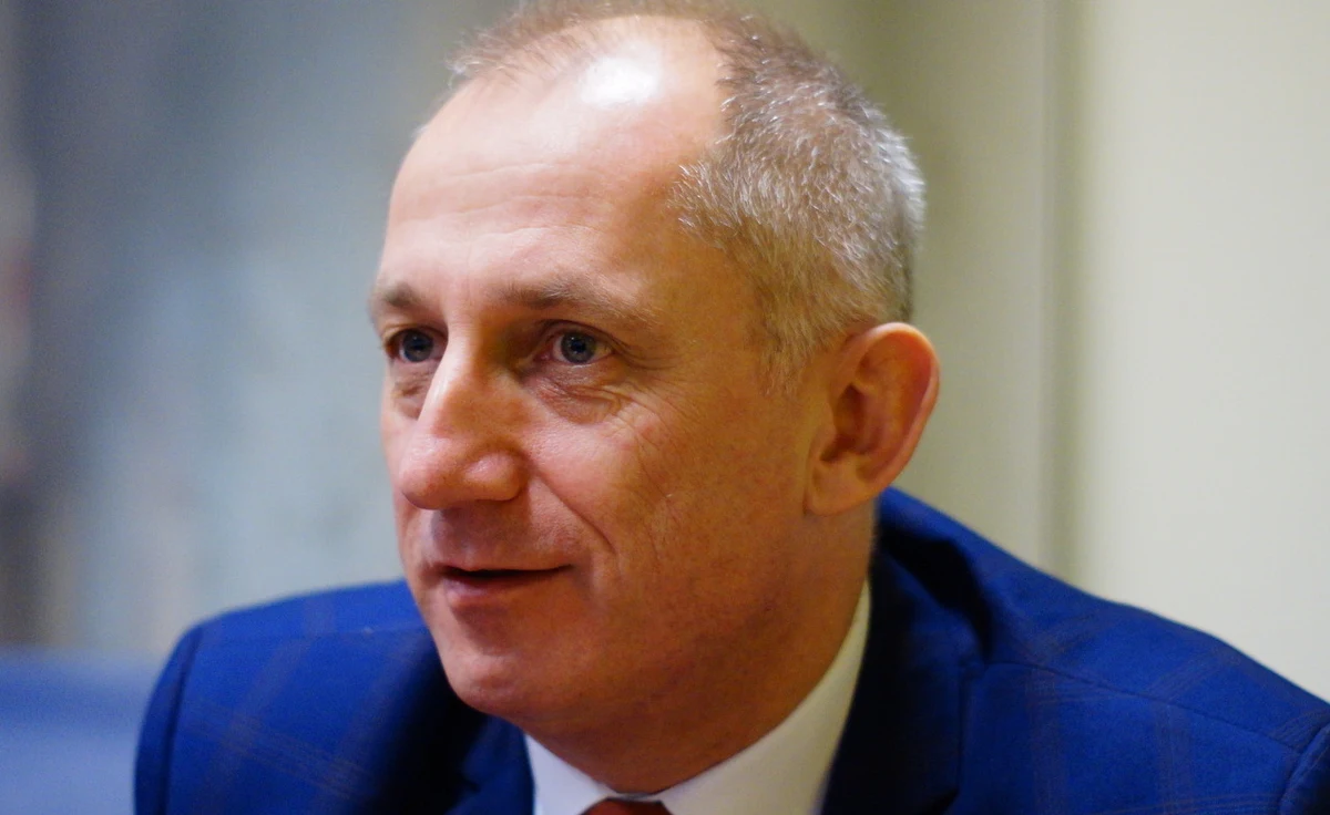 „Wygaszanie gimnazjów to zły pomysł. PiS stworzy kolejny wielki problem dla młodych ludzi, bo rewolucja będzie wywalała do góry nogami systemy organizacyjne w oświacie, uderzy w samorządy, w dzieciaki” – mówi w Kontrwywiadzie RMF FM szef klubu PO Sławomir Neumann w odpowiedzi na pytania słuchaczy. „Jeszcze nie weszli do resortów, jeszcze nie sprawdzili, jak to jest a już zapowiadają zmiany, które wywracają do góry nogami cały system” – dodaje. Zdaniem posła gimnazja budziły wiele kontrowersji, ale przez wiele lat reforma utrwaliła się i „dała całkiem przyzwoity poziom gimnazjom”. Neumann uważa, że „jeśli są tak złe opinie na ten temat, to warto byłoby rozpocząć od naprawy”. „Rozumiem, że tu dziś ważna jest decyzja polityczna a nie merytoryczna” – mówi gość Kontrwywiadu.