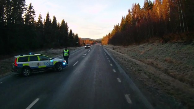 Podczas trudnych warunków atmosferycznych łatwo o wypadek drogowy. Przekonał się o tym jeden z kierowców ciężarówki ze Szwecji. Jego samochód wpadł w poślizg i wypadł z drogi nad urwiskiem. Szczęśliwie dla kierowcy, tir nie spadł w przepaść, ale w nietypowy sposób zawisł między drogą a uskokiem. 