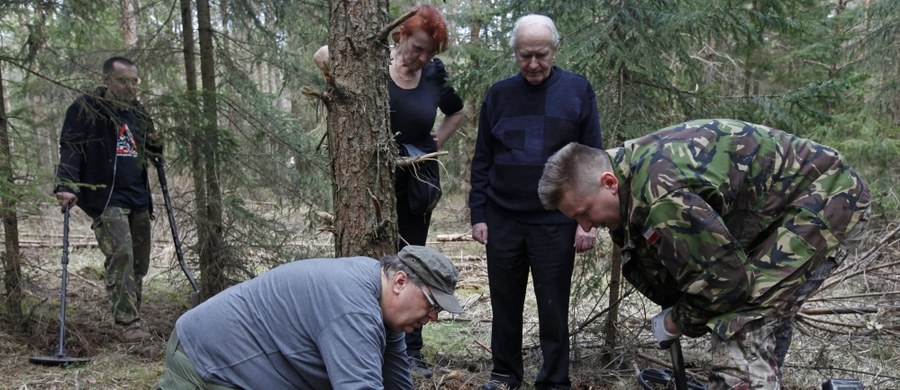 W Puszczy Augustowskiej odkryto szczątki dwóch osób, które, jak wskazują poszlaki, mogą być ofiarami sowieckiej zbrodni – donosi "Rzeczpospolita".