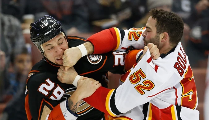 NHL: Anaheim Ducks - Calgary Flames 5-3. Bójka zawodników. Wideo