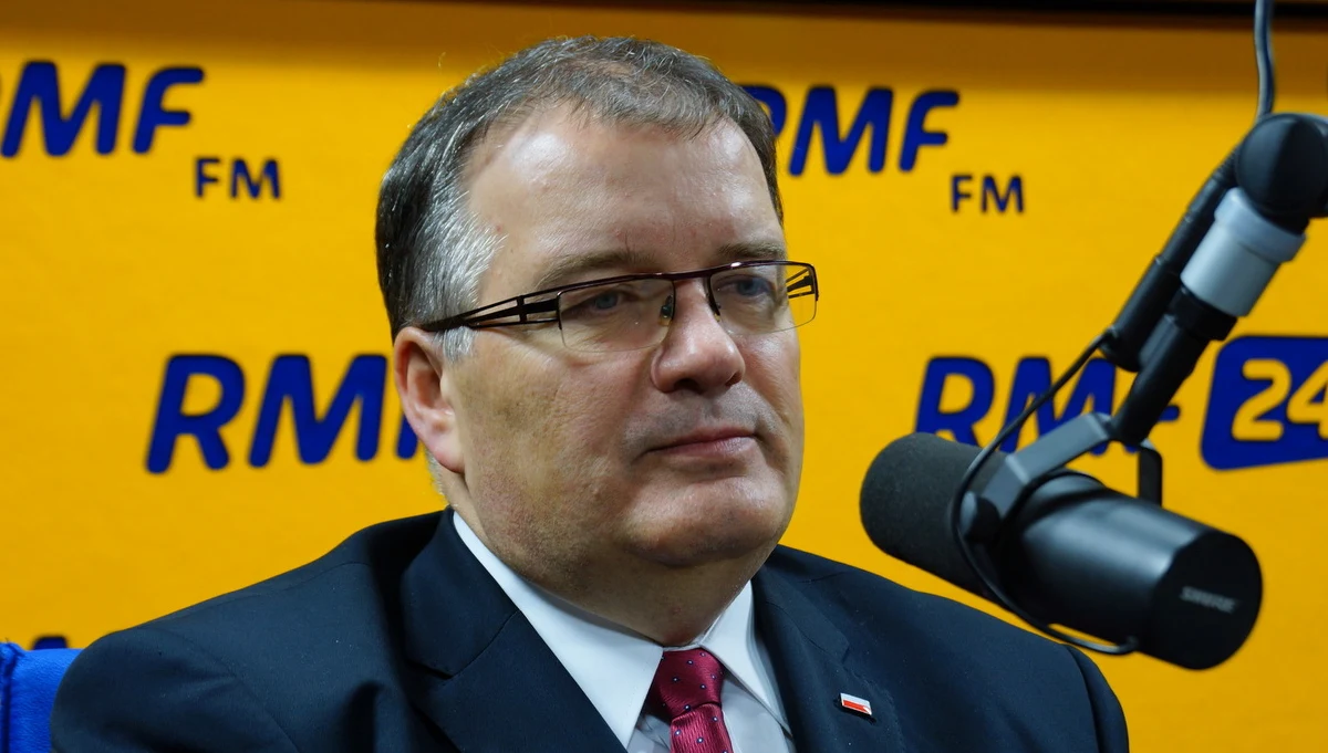 „Prezydent uszanuje orzeczenie Trybunału. Na pewno prezydent będzie przestrzegał orzeczeń” – mówi w Kontrwywiadzie RMF FM minister w Kancelarii Prezydenta Andrzej Dera. Pytany, czy będzie rekomendował zaprzysiężenie trzech sędziów, odpowiada: „Tak”. „Mamy gotową analizę prawną dotyczącą zaprzysiężenia trzech sędziów Trybunału - po powrocie z Chin prezydent poinformuje o swym rozstrzygnięciu” – zapowiada Dera.
Pytany o to, dlaczego Andrzej Duda nie składa w Sejmie projektu ustawy obniżającej wiek emerytalny, odpowiada: „Proszę nie wymagać, żeby pan prezydent wszystko od razu składał w jednym dniu”. Zapewnia, że ustawa jest przygotowana. „To nie kwestia wahania, tylko ustalenia terminu, kiedy to będzie ogłoszone” – dodaje Dera. Zapowiada, że „prezydent w bardzo krótkim czasie” złoży ustawy dotyczące podniesienia kwoty wolnej od podatku do 8 tys. i obniżenia wieku emerytalnego – 60 lat dla kobiet i 65 dla mężczyzn. Raport otwarcia? „Dokumentacja jest tak skandaliczna, że tego nie można pozostawić bez sprawdzenia przez prokuraturę” - mówi prezydencki minister. „Jeżeli dwuletni telewizor LCD dla Michałowskiego jest rzeczą starą albo zgniłą to gratuluję” – komentuje. Dera dodaje, że kancelaria Andrzeja Dudy złożyła już w tej sprawie zawiadomienie do prokuratury. „Dotyczy 3 spraw: przekroczenia uprawnień, poświadczenia nieprawdy i podejrzenia przywłaszczenia rzeczy” – tłumaczy gość RMF FM. „Zastaliśmy zdewastowany ośrodek, w którym nic nie było. Jak można było do tego dopuścić? Jeszcze mamy pytać: co wy z tym zrobiliśmy? Sorry, nie ten klimat” – komentuje minister.