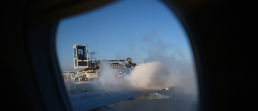 Polak, który tydzień temu dla żartu poinformował o bombie w samolocie z Warszawy do Egiptu i zmusił maszynę do lądowania w Burgas, dostał zakaz opuszczania Bułgarii. 64-latek musi sobie teraz zorganizować życie w innym kraju.