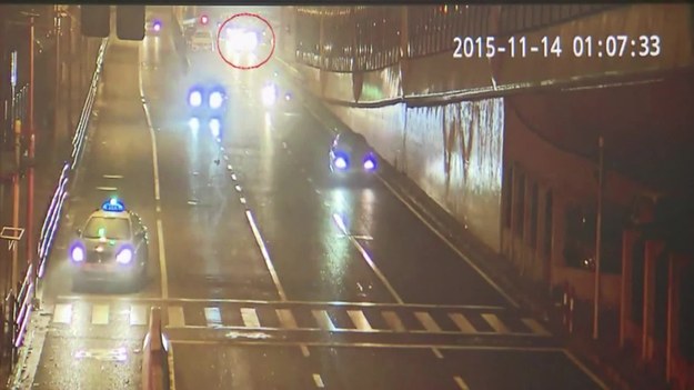 Pijani kierowcy są zmorą nie tylko na polskich drogach. W Szanghaju jeden z nich posunął się o wiele za daleko. Mężczyzna zatrzymany do kontroli zaczął uciekać i przez ponad kilometr wiózł „na drzwiach” nieustępliwego policjanta, który kurczowo trzymał się samochodu nie dając za wygraną. Policjant doznał drobnych obrażeń, a pijany kierowca został aresztowany. 