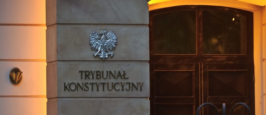 "Nie ma podstaw prawnych do przyjęcia uchwał w sprawie unieważnienia wyboru sędziów TK; konstytucja przewiduje nieodwoływalność wybranych przez Sejm sędziów Trybunału" - oświadczył były szef MS Borys Budka (PO).