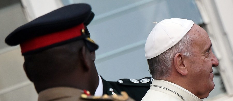 To papież Franciszek osobiście upoważnił watykańskiego prokuratora do aresztowania pod koniec października osób podejrzanych o kradzież poufnych dokumentów na temat finansów Watykanu. Taką informację podały włoskie media, powołując się na dekret w tej sprawie.