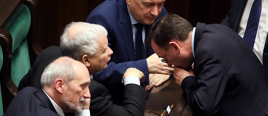 Jeśli ktoś obawiał się, że wyborcze zwycięstwo PiS spowoduje powrót dusznej atmosfery lat 2005-07, miał rację. Atmosfera natychmiast zrobiła się duszna i - jak podejrzewam - przez jakiś czas taka pozostanie. Wszystko za sprawą licznych aktorów sceny publicznej, którzy tak bardzo przez osiem lat stęsknili się za możliwością krytykowania rządu, że wreszcie teraz mogą z ulgą ujawnić się i dać upust swej frustracji. Szczerze mówiąc, jeśli coś faktycznie przypomina mi tamte lata, to właśnie nastrój ogólnonarodowej histerii kreowanej na siłę przez pokaźną część mediów i obecne w nich tzw. autorytety. Wtedy to zadziałało, a teraz? Nie wiem.