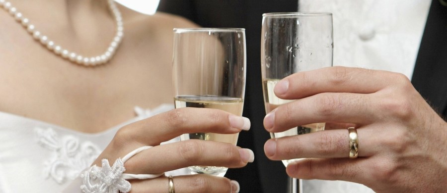 Dwa śluby w cenie jednego - to pierwsza taka we Włoszech oferta urzędu miejskiego w Capannori, w Toskanii. Jeśli dwie pary zdecydują się zawrzeć jednocześnie związek małżeński, to każda z nich zapłaci połowę za ceremonię.