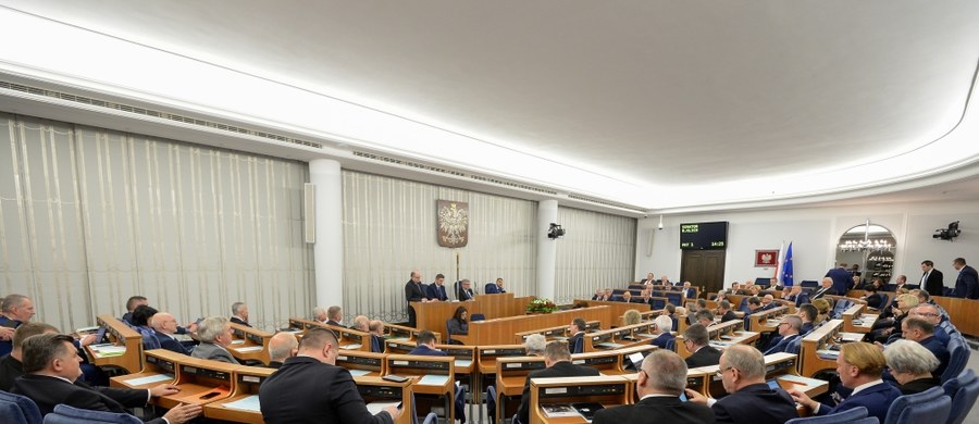 Senat opowiedział się w głosowaniu za wprowadzeniem 70-proc. podatku od wyjątkowo wysokich odpraw wypłacanych przez spółki Skarbu Państwa. Nie zgłoszono poprawek. Ustawa czeka teraz na podpis prezydenta.