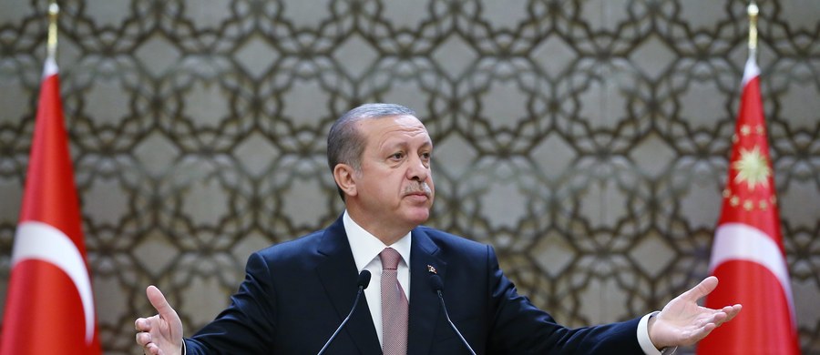 Prezydent Turcji Recep Tayyip Erdogan powiedział w wywiadzie dla telewizji France 24, że zaproponował prezydentowi Rosji spotkanie w poniedziałek w Paryżu. Do tej pory nie ma odpowiedzi od Władimira Putina - dodał.