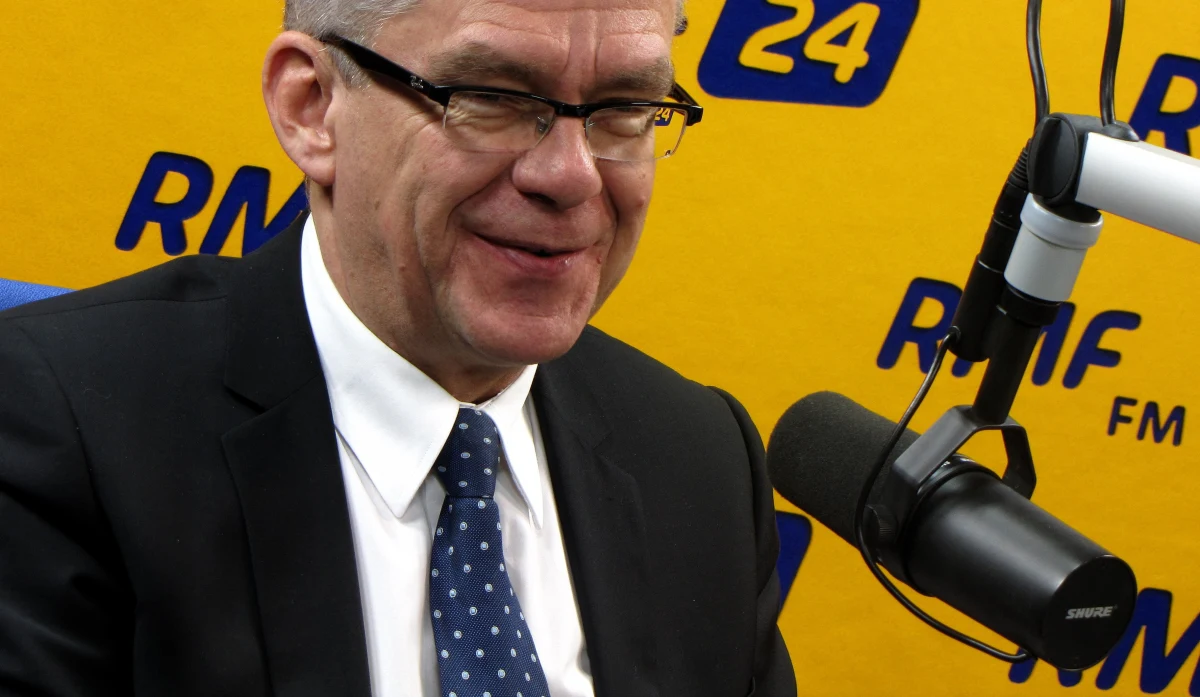 „Platforma zrobiła w czerwcu zamach na Trybunał Konstytucyjny. Szybko, profesjonalnie i skutecznie posprzątaliśmy bałagan, który zostawiła PO. Uporządkowaliśmy segment, który był przez nich popsuty” – mówi gość Kontrwywiadu RMF FM marszałek Senatu Stanisław Karczewski z PiS. Jego zdaniem „kandydaci na sędziów zostali wybrani w sposób niekonstytucyjny”. „Prezydent mówił: PO, nie róbcie tego. Wiedzieliśmy o tym, że przygotowują się do skoku na TK” – dodaje marszałek. Karczewski uważa, że „nie może być takiej sytuacji, w której sędziowie Trybunału wybrani są przez jedną opcję polityczną”. „Dookreśliliśmy, od kiedy wybrana osoba staje się sędzią TK” – mówi gość RMF FM. Zdaniem Stanisława Karczewskiego „stary” Trybunał na pewno uznałby, że zróżnicowanie wieku emerytalnego dla kobiet i mężczyzn jest niekonstytucyjne. To wszystko dla wieku emerytalnego? „Robimy to dla porządku i ładu obowiązującego w bardzo istotnych instytucjach życia publicznego” – odpowiada marszałek. Gość RMF FM pytany o to, czy część z wyborczych obietnic jest nieaktualna, odpowiada: „W kampanii pokazaliśmy nasz kierunek. Kilka najważniejszych ustaw. Zobaczymy….. Ja uważam, że 500 zł powinno być na pierwsze dziecko u biedniejszych, na 2 i 3 w każdej rodzinie”. Styl rządzenia PiS w pierwszych tygodniach? „Oczywiście, że mi się podoba!” – mówi Karczewski. „Nasz styl jest zdecydowanie lepszy od stylu PO. W pierwszym okresie musimy uporządkować to, co oni zostawili w bałaganie” – komentuje marszałek.