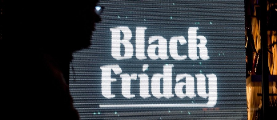Tegoroczny "Czarny piątek" (Black Friday) w USA był rekordowy pod względem zakupów przez internet. Pierwszy piątek po Dniu Dziękczynienia uznawany jest za początek sezonu zakupów przed świętami Bożego Narodzenia. By zdobyć klientów, w tym dniu sieci handlowe wprowadzają największe promocje. 