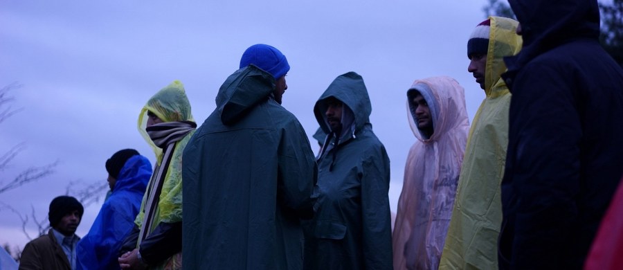 Macedońska armia rozpoczęła budowę metalowego ogrodzenia wzdłuż południowej granicy z Grecją. W ten sposób chcą powstrzymać falę uchodźców, którzy tą właśnie drogą próbują przedostać się z m.in. z Syrii i Iraku do Europy Zachodniej - informuje agencja Reutera.