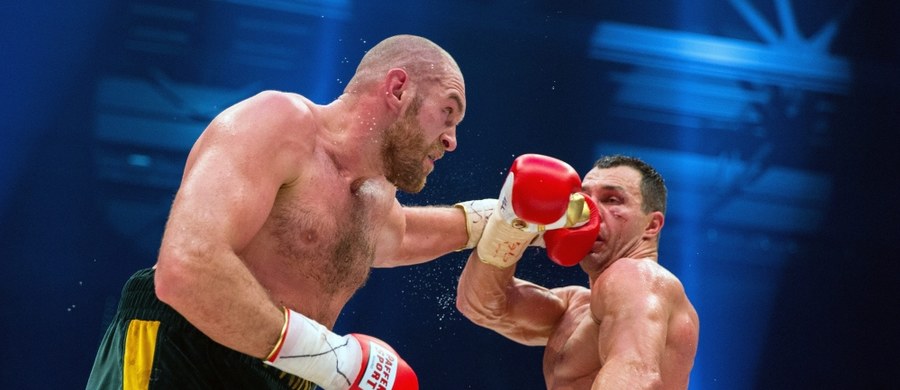 Władimir Kliczko po 12 latach traci tytuł. W walce o mistrzostwo świata wagi ciężkiej federacji WBA, WBO i IBF w Duesseldorfie Ukrainiec przegrał jednogłośnie na punkty z Brytyjczykiem Tyson'em Fury'm. 39-letni Kliczko nie potrafił znaleźć sposobu na młodszego rywala.
