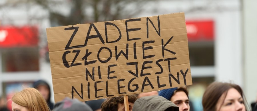 Poznańscy muzułmanie wzięli udział w zorganizowanej w stolicy Wielkopolski manifestacji przeciwko terroryzmowi i rasizmowi. Protestujący wznosili hasła „precz z rasizmem i nacjonalizmem” oraz „bądźmy razem przeciw rasizmowi”. Mieli transparenty z napisami: "Obojętność zabija", "Żaden człowiek nie jest nielegalny" itp. 