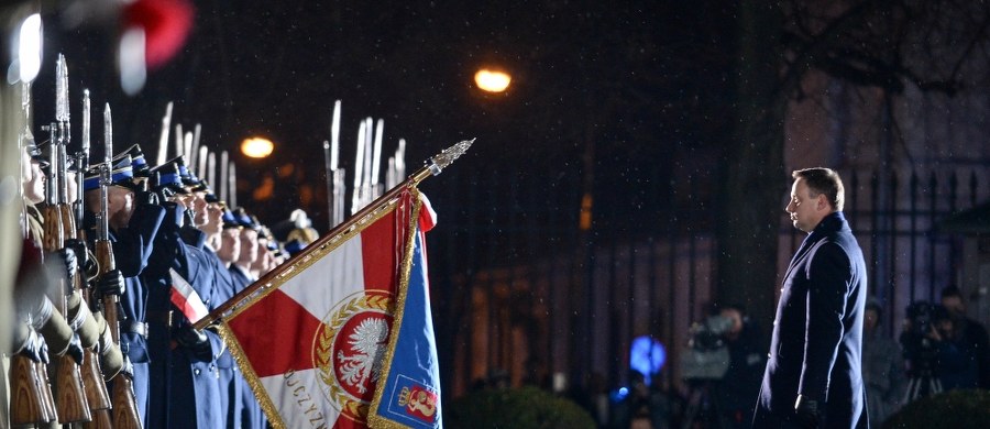 "Plan naprawy polskiej armii jest kontynuowany i ta naprawa, z całą pewnością, jestem o tym przekonany, zostanie dokończona” – powiedział prezydent Andrzej Duda podczas uroczystości z okazji Dnia Podchorążego na dziedzińcu Belwederu. Dodał, że to, co do tej pory zostało zrobione dobrze, będzie kontynuowane; a to, co było robione źle, zostanie naprawione odpowiedzialnie i uczciwie. 