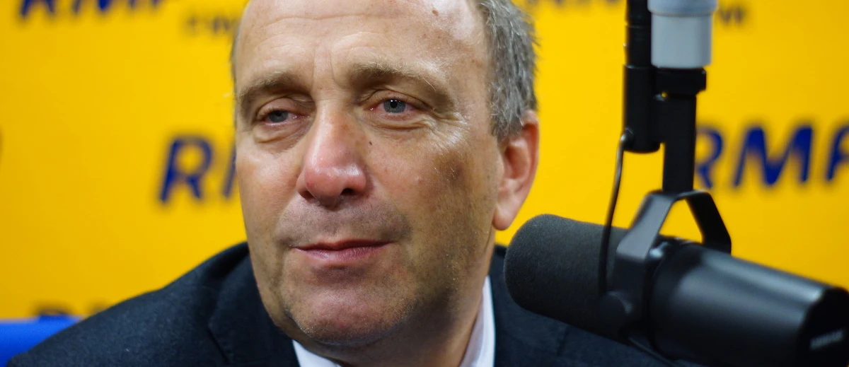 „Niezależność Trybunału Konstytucyjnego została zdemolowana, uderza się we władzę sądowniczą i to będzie miało swoje konsekwencje” – mówi gość Kontrwywiadu RMF FM były szef MSZ Grzegorz Schetyna z PO. Jego zdaniem Europa już się interesuje zamieszaniem wokół Trybunału Konstytucyjnego, bo „to scenariusz, który był na Węgrzech prowadzony przez ponad rok, u nas został zrealizowany w 12 dni”. Pytany o to, czy PO będzie alarmować Unię w sprawie tego, co dzieje się w Polsce, Schetyna mówi: „Na rewolucję i podkładanie granatów będziemy reagować”. Polityk PO uważa, że „PiS chce zniszczyć niezależność Trybunału, żeby albo sparaliżować albo mieć wpływ na większość”. Wybór 2 sędziów był złamaniem obyczajów parlamentarnych? „Obyczajów tak, ale nie prawa” – odpowiada gość RMF FM. „Dobrze, że rząd Beaty Szydło realizuje politykę ws. przyjmowania uchodźców, którą my prowadziliśmy. Ona jest racjonalna, skuteczna i jedyna” – uważa polityk. Pytany o premier na szczycie Unia-Turcja odpowiada: „Nic nowego nie zostało powiedziane, ale ważne jest, że nie było żadnych ekscesów”.  