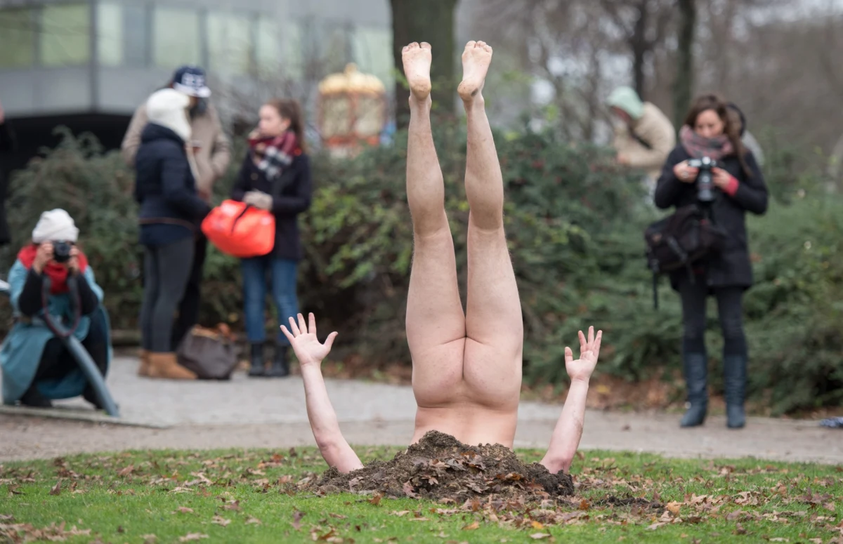 Rosyjski artysta Andrej Kuzkin na festiwalu w Niemczech zakopał się głową w dół. Resztę nagiego ciała mogli podziwiać amatorzy performance'u.