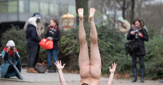 Rosyjski artysta Andrej Kuzkin na festiwalu w Niemczech zakopał się głową w dół. Resztę nagiego ciała mogli podziwiać amatorzy performance'u.