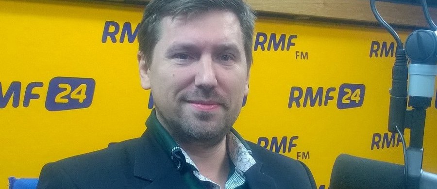 „Przyjęcie dziś Turcji do EU, z nierozwiązanym problemem kurdyjskim, byłoby pogwałceniem tego, o co unia walczy od samego początku. Pamiętajmy, że art. 2 Traktatu o Unii Europejskiej jako pierwszą rzecz wyciąga dbanie o prawa człowieka. Turcja, która ma duży problem kurdyjski, musi się najpierw z tym uporać” – mówi gość „Dania Do Myślenia” w RMF Classic, specjalista w dziedzinie prawa międzynarodowego dr Paweł Kowalski z Uniwersytetu SWPS. Jego zdaniem „biorąc Turcję stworzymy unię, która będzie miała granicę z Irakiem, Iranem, Syrią – w stanie wojny”. Pytany o możliwość rozwiązania kryzysu uchodźczego poza granicami UE odpowiada: „To niestety bardzo mało realne”. „Te pieniądze, które mają być przekazane na uchodźców są za małe, żeby falę powstrzymać” – uważa Kowalski.