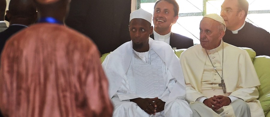 Papież podczas wizyty w meczecie w stolicy Republiki Środkowoafrykańskiej, Bangi, zaapelował do muzułmanów: „Razem powiedzmy nie nienawiści, zemście, przemocy, zwłaszcza tej dokonywanej w imię religii czy Boga”.