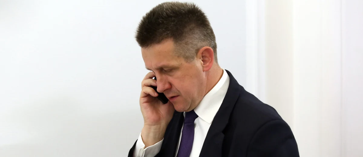 Katowicka prokuratura apelacyjna postawiła byłemu szefowi klubu parlamentarnego PSL Janowi Buremu zarzuty w związku z wpływaniem na konkursy organizowane w Najwyższej Izbie Kontroli. Bury usłyszał w sumie trzy zarzuty: wpływanie na wyniki kontroli oraz na obsadę stanowisk: dyrektora i wicedyrektora delegatury NIK w Rzeszowie. Nie przyznał się do winy. Odmówił składania wyjaśnień. 