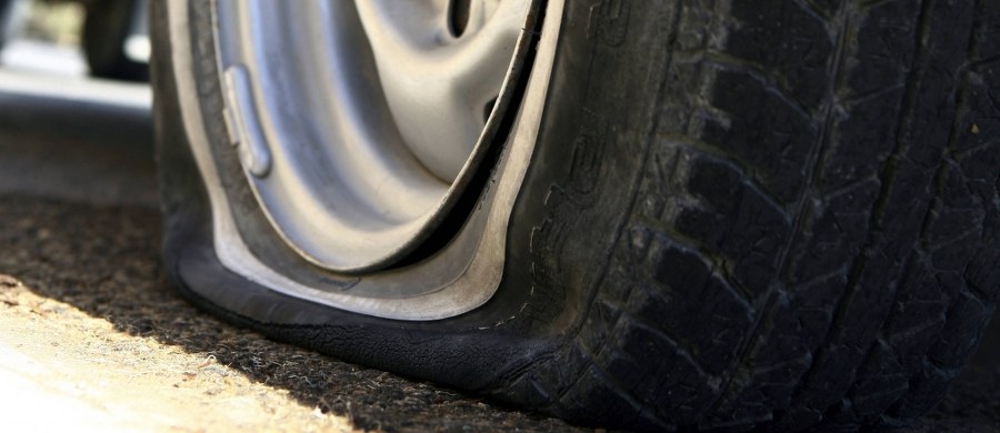 Stołeczna policja poszukuje sprawców przecięcia opon w samochodach posłów Prawa i Sprawiedliwości Tadeusza Cymańskiego i Daniela Milewskiego - dowiedział się reporter RMF FM Krzysztof Zasada. 