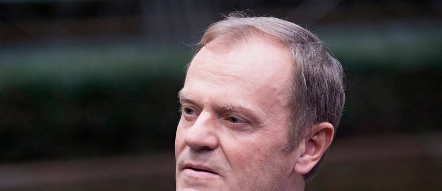 Rok temu Donald Tusk objął stanowisko przewodniczącego Rady Europejskiej – pisze we wtorkowym wydaniu „Fakt”. „Jako premier zarabiał już krocie. Ale to i tak nic w porównaniu do tego, jak urządził się w Brukseli” – podkreśla dziennik. 