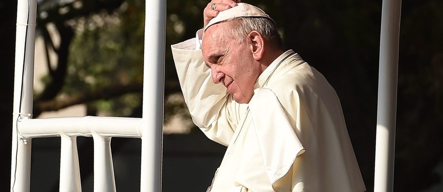 Papież Franciszek powiedział w rozmowie z dziennikarzami, że świat z powodu zniszczenia środowiska jest na granicy samobójstwa. "Z każdym rokiem problemy są coraz poważniejsze" - mówił Ojciec Święty.