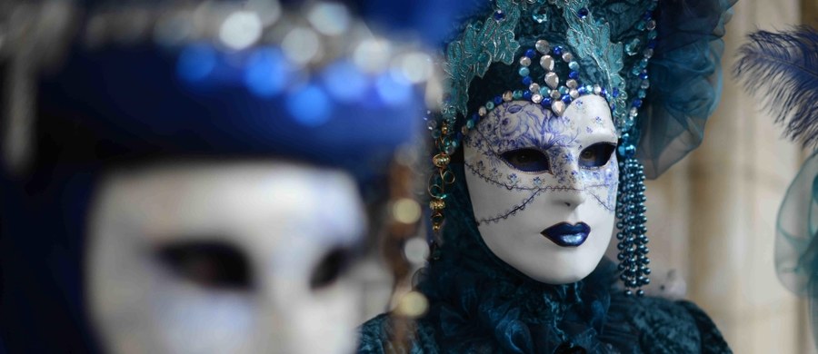 ​W czasie najbliższego karnawału w Wenecji będzie można nosić maski, mimo specjalnych kroków w ramach walki z zagrożeniem terrorystycznym - ogłosiły władze miasta. Odrzucono zaskakujący, jak się podkreśla, pomysł zakazu chowania się za karnawałowymi maskami.