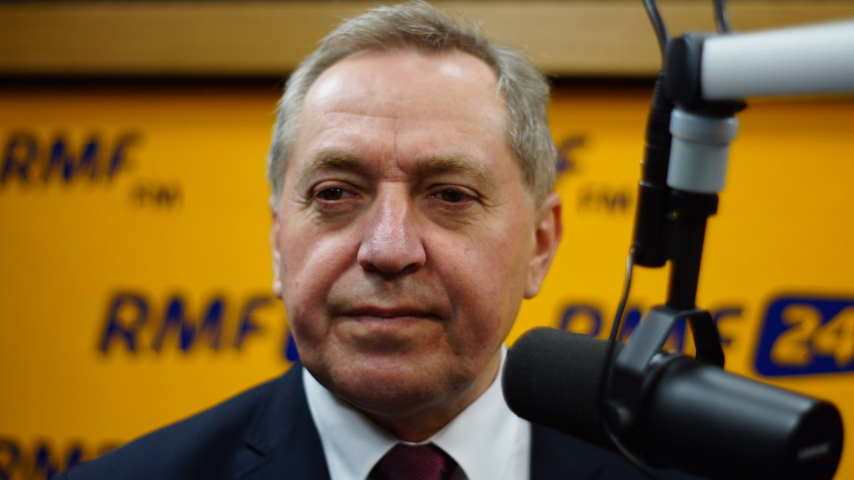 „Projekt 500 zł na dziecko trafi do Sejmu prawdopodobnie w lutym. Musi przejść konsultacje społeczne i z samorządem terytorialnym. Dopuszczamy możliwość przesunięcia o miesiąc, ale realna  data wejścia w życie to 1 kwietnia 2016 r.” – mówi gość Kontrwywiadu RMF FM minister w Kancelarii Premiera Henryk Kowalczyk. Zwrot tego, czego od 1 stycznia nie wypłacono? „Nie mamy takich założeń. Nigdy tego nie obiecywaliśmy. Pieniądze będą wypłacane od momentu wejścia ustawy w życie” – odpowiada Kowalczyk. Minister zapowiada, że „500 zł na dziecko będzie dla wszystkich od drugiego i dla następnych dzieci, niezależnie od górnego pułapu dochodów”. „Samotny rodzic będzie tak samo traktowany” – dodaje. Pytany o to, czy 8 tys. kwoty wolnej od podatku będzie od 2016 r., odpowiada: „To będzie zrobione w 2016 z mocą od 2017”. 8 tys. od pierwszego dnia obowiązywania wyższej kwoty wolnej? „Taka jest deklaracja, ale będzie jeszcze analiza budżetu” – mówi gość RMF FM. Henryk Kowalczyk deklaruje, że rząd Beaty Szydło na pewno nie sięgnie po środki z OFE. „Kusząca rezerwa, ale zabieranie pieniędzy na siłę jest niedopuszczalne. Nic na siłę nie będziemy zabierać” – uważa minister. Zdaniem gościa Kontrwywiadu w tym roku z budżetem jest bardzo źle. Uszczelnienie VAT? „Na początku przyszłego roku będą już pewne działania podjęte” – mówi Kowalczyk. Ile z podatku bankowego wjedzie do budżetu? „Szacujemy, że może to być około 5 mld zł” – odpowiada. Wiek emerytalny? „Podpisujemy się pod ustawą 60, 65 w wersji prezydenckiej. Wiele osób będzie chciało pracować, żeby mieć wyższą emeryturę” – uważa gość RMF FM. Ustawa o frankowiczach? „Na razie dajemy szansę prezydentowi” – odpowiada.