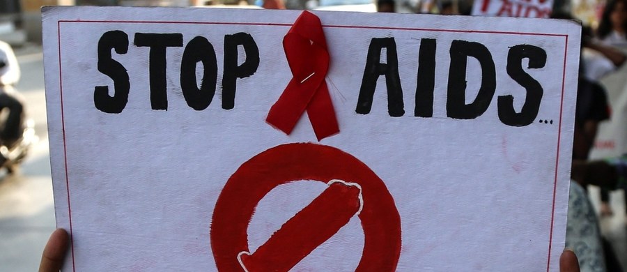 Na świecie żyje 2,6 mln dzieci poniżej 15. roku życia, które są zakażone wirusem HIV. Tylko jedno na troje objęte jest leczeniem – podaje UNICEF w Światowym Dniu Walki z AIDS. Alarmuje, że w ciągu 15 lat liczba zgonów nastolatków zakażonych HIV wzrosła trzykrotnie. Szacuje się też, że w Polsce z wirusem HIV żyje blisko 35 tysięcy osób. 
