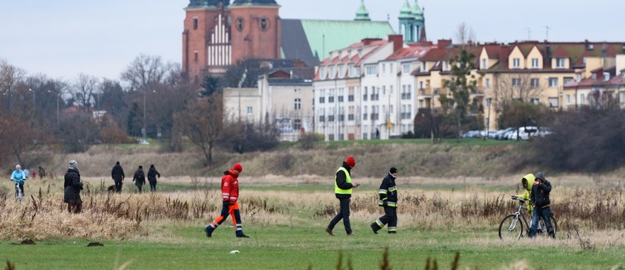 Prawdopodobnie pojawiły się nowe podejrzenia ws. zaginięcia Ewy Tylman. Wczoraj psy - specjalnie szkolone do wykrywania ciał pod wodą - podjęły dwa nowe tropy, które dziś są sprawdzane - poinformowało we wtorek biuro detektywistyczne Rutkowski, które zostało poproszone przez rodzinę zaginionej o pomoc w jej odnalezieniu. Do poszukiwań 26-latki włączyli się płetwonurkowie.