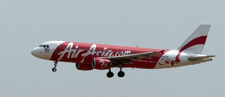 Usterka systemu kontroli steru kierunku i sposób, w jaki zareagowali na nią piloci, doprowadziły do zeszłorocznej katastrofy samolotu pasażerskiego malezyjskich linii lotniczych AirAsia - poinformowali indonezyjscy śledczy. W katastrofie zginęły 162 osoby.