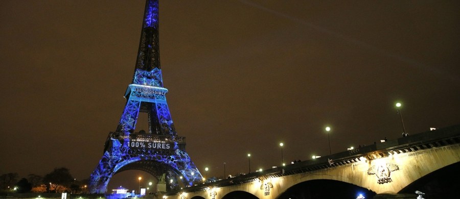 Paryż mierzy się z ekonomicznymi skutkami zamachów z 13 listopada. Do stolicy Francji przyjeżdża mniej turystów, wielu z nich odwołuje rezerwacje w hotelach. Dlatego też premier Francji apeluje, żeby chcący odwiedzić Paryż nie rezygnowali z przyjazdu. "Tu jest bezpiecznie" - zaapelował Manuel Valls. 