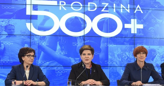 Premier Beata Szydło zapowiedziała, że najpóźniej w kwietniu uruchomiony zostanie program dodatków na dzieci 500+. "Czekamy na każdy głos, każdą opinię w tej sprawie" - zadeklarowała. "Chcemy, żeby to był program dobry, żeby był skuteczny, żeby był wykorzystywany z korzyścią dla polskich rodzin. I mamy nadzieję, że nie tylko będzie wspierał rodziny, ale że więcej dzieci w Polsce będzie się rodziło" - dodała szefowa rządu. 
