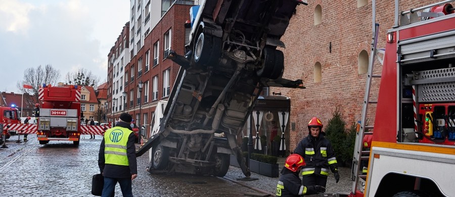 Dwie osoby trafiły do szpitala po wypadku, do którego doszło w Gdańsku. Przed hotelem przy ulicy Szafarnia przewrócił się podnośnik koszowy.