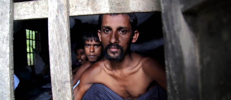 Indonezyjski kapitan łodzi przewożącej 65 osób, chcących ubiegać się o azyl w Australii, zeznał w sądzie, że za zawrócenie jednostki do Indonezji otrzymał od australijskich władz równowartość 30 tys. euro do podziału ze wspólnikami - podały w środę media.