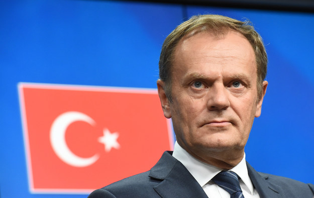 Silny, stanowczy przywódca czy marionetka? Donald Tusk już od roku jest przewodniczącym Rady Europejskiej. W ekspresowym tempie nauczył się angielskiego i zarobił krocie – ponad milion złotych. Do jego największych osiągnięć zalicza się przeforsowanie przedłużenia sankcji dla Rosji, pomoc w rozwiązaniu kryzysu w Grecji oraz kompromis w sprawie uchodźców. Zagraniczni komentatorzy wytykają mu jednak, że skupia się na sprawach ważnych dla Polski, pomijając problemy strefy euro.


Jak jego pracę oceniają Polacy? – Donald Tusk musi uświadomić Europie, że kryzys emigracyjny może zniszczyć Unię Europejską. Jak na razie mu się to nie udaje i to jest chyba ta rzecz, z której będziemy go pamiętali – komentuje dr Łukasz Jasina, politolog i publicysta Kultury Liberalnej. 