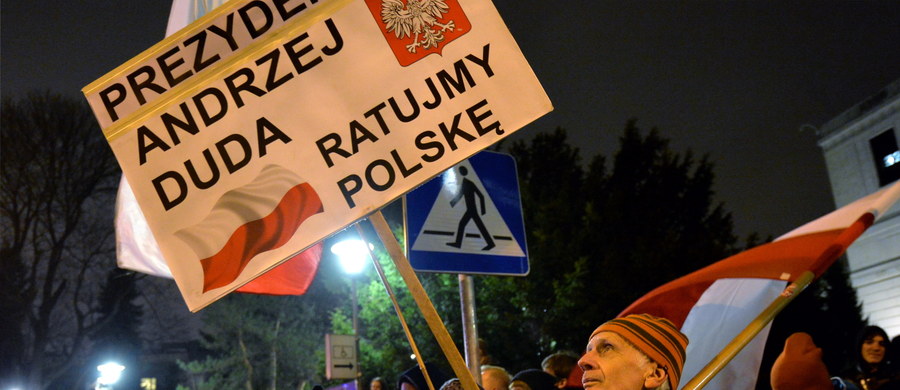 Po dwóch stronach ulicy biało-czerwone flagi. Naprzeciw siebie przy ulicy Matejki w Warszawie stanęli w środowy wieczór członkowie Solidarnych 2010 i sympatycy Partii Razem. Jedni to zwolennicy zmian w Trybunale; drudzy uważają, że szybkie wybory nowych sędziów Trybunału Konstytucyjnego to atak na demokrację. 