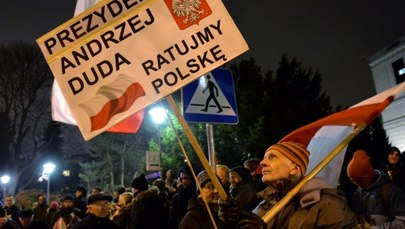 Dwa protesty przed Sejmem. "Precz z układem w Trybunale",  "bezPrawie I deSpotyzm" 