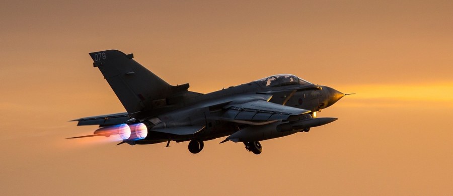 Brytyjska Izba Gmin zaaprobowała stosunkiem głosów 397:223 rozszerzenie ataków lotnictwa brytyjskiego na cele Państwa Islamskiego (IS) w Syrii. Decyzję podjęto po 10-godzinnej debacie.