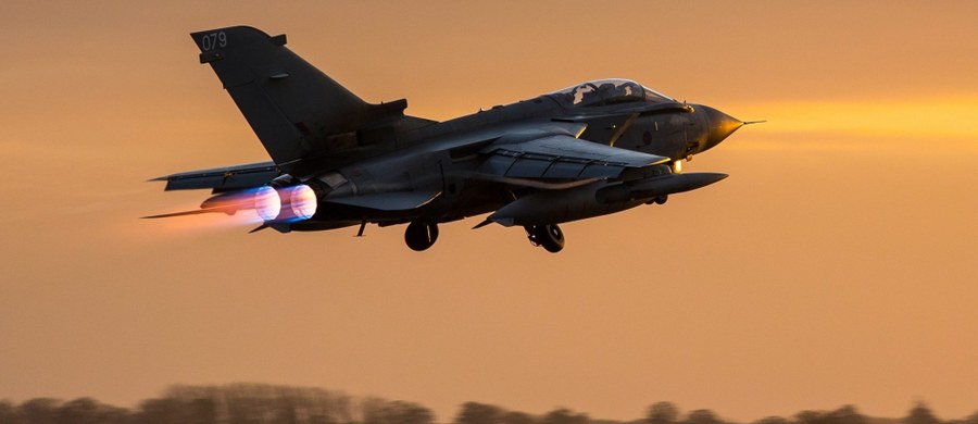 Brytyjska Izba Gmin wyraziła zgodę na rozszerzenie działań zbrojnych przeciwko Państwu Islamskiemu. Przyjęto rządowy wniosek stosunkiem głosów 397: 223. Zaledwie kilka godzin po decyzji brytyjskie bombowce Tornado dokonały pierwszego nalotu.