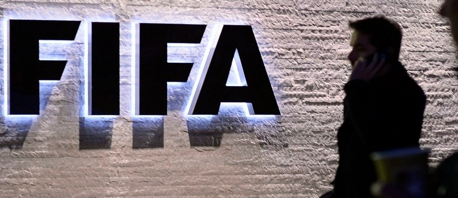Nad ranem szwajcarska policja aresztowała w Zurychu kolejnych ważnych działaczy FIFA. Wśród zatrzymanych znaleźli się między innymi: Juan Angel Napout - prezydent CONMEBOL i Alfredo Hawit - prezydent CONCACAF. O dalszym ciągu afery korupcyjnej w światowym futbolu szeroko informuje amerykański "New York Times".