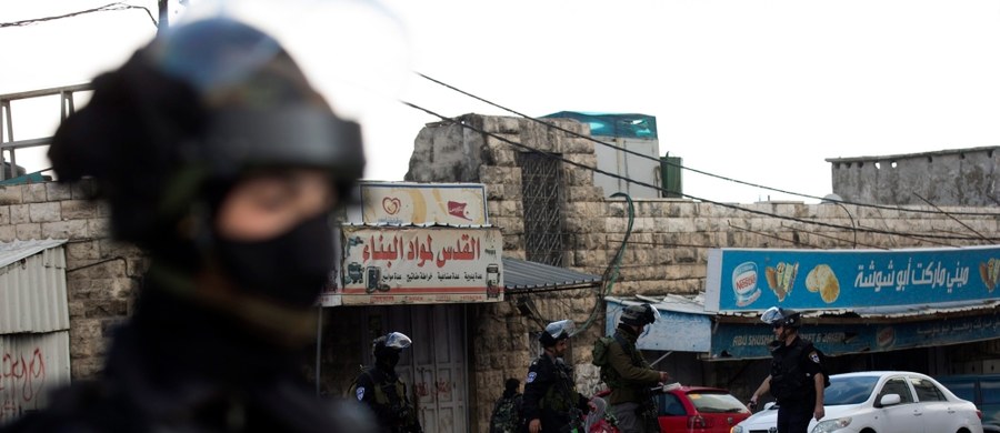 Izraelska policja zatrzymała podejrzanych o przynależność do „żydowskiej grupy terrorystycznej” w związku z podpaleniem pod koniec lipca dwóch palestyńskich domów na Zachodnim Brzegu Jordanu. W wyniku ataku zginęły trzy osoby, w tym półtoraroczne dziecko.