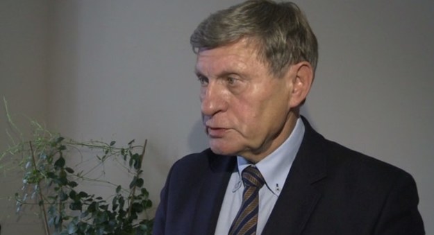 Część propozycji nowego rządu może się przyczynić do wzrostu szarej strefy – ocenia prof. Leszek Balcerowicz, przewodniczący Rady FOR. Impulsem do jej rozwoju będzie podnoszenie płacy minimalnej, czyli kosztu dla pracodawcy, który skłoni niektórych do zatrudniania na czarno. Z kolei uzależnienie otrzymania wsparcia na dzieci od dochodów może skłaniać rodziców i opiekunów do ukrycia części dochodów.


– Każdy oczywiście chciałby więcej zarabiać, ale przedsiębiorstwa prywatne oceniają, ile pracownik może wnieść do danej firmy. Jeżeli on ma na razie niskie kwalifikacje, nie ma stażu, to niewiele może zrobić, w związku z tym płaca nie może być wysoka. Jeżeli się podbije wymaganą płacę, czyli płacę minimalną, to przedsiębiorstwa prywatne zatrudnią na szaro – prognozuje prof. Leszek Balcerowicz, przewodniczący Rady Fundacji Forum Obywatelskiego Rozwoju.


Według wyliczeń Forum Obywatelskiego Rozwoju w szarej strefie pracuje obecnie około 2 mln Polaków, co stanowi blisko 10 proc. ogółu osób zatrudnionych w naszym kraju. Tak duża skala zjawiska to efekt wysokiego opodatkowania pracy.


– Szczególnie dotyczy to osób o niższych zarobkach legalnych, niższych kwalifikacjach, stąd oczywistą propozycją jest obniżenie opodatkowania pracy. Ale żeby skompensować utratę dochodów budżetu, należałoby wyrównać stawki VAT. Takich propozycji jednak nie słyszymy – mówi Balcerowicz.