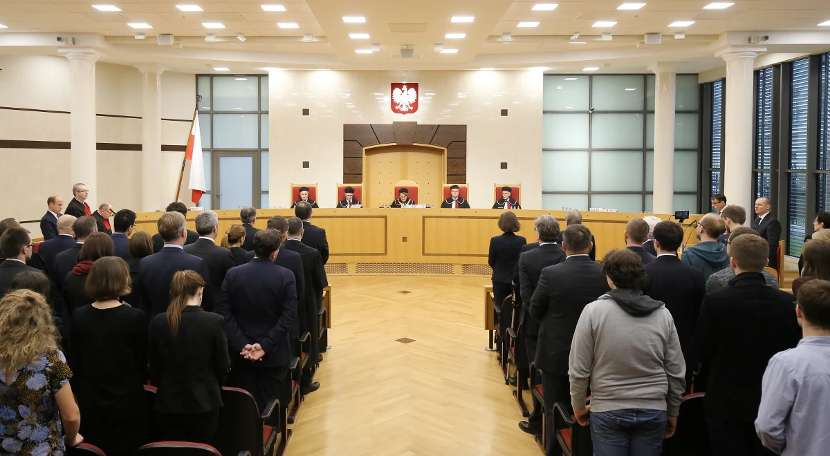 Trybunał Konstytucyjny zbadał przyjętą w czerwcu ustawę o TK. To ona była podstawą wyboru w październiku przez poprzedni Sejm pięciu sędziów, których nie zaprzysiągł prezydent Andrzej Duda. Przypominamy kalendarium sporu o Trybunał Konstytucyjny. 