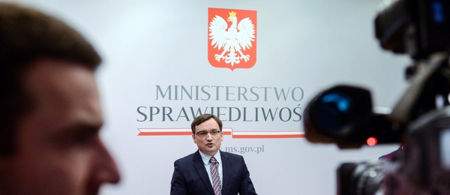 „W ogóle nie dotyczy przedmiotu sprawy i nie zmienia skuteczności tego, co się stało, czyli stwierdzenia przez obecny Sejm, że proces stosowania prawa był niewłaściwy i w konsekwencji wyłonienia w sposób właściwy kolejnych pięciu sędziów" – tak minister sprawiedliwości Zbigniew Ziobro skomentował czwartkową decyzję Trybunału Konstytucyjnego. Przypomnijmy, że TK wydał jednogłośny wyrok co do czerwcowej ustawy o TK, która m.in. umożliwiła wybór przez Sejm 8 października pięciu sędziów TK (nie zaprzysiągł ich prezydent Andrzej Duda). Pierwotnie ustawę zaskarżyło PiS, kwestionujące wybór tych pięciu sędziów, ale potem wycofało skargę. Ponowili ją posłowie PO i PSL, a przyłączył się do niej RPO.