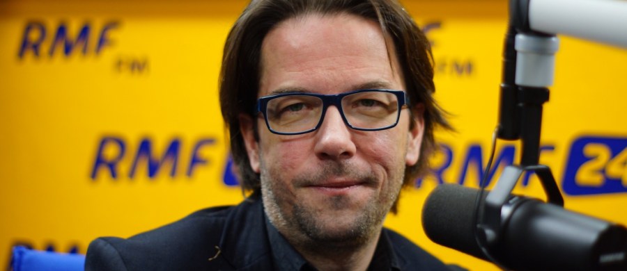 "Mamy głęboki kryzys konstytucyjny. Najpierw Sejm, później prezydent zignorowali orzeczenia Trybunału Konstytucyjnego. Słowo zamach nie jest tutaj przesadą" - mówi, o wczorajszym orzeczeniu TK, gość "Dania do Myślenia" w RMF Classic analityk z Polityki Insight Łukasz Lipiński. "To jest bardziej, niż u Hitchcocka - mamy na początku więcej, niż trzęsienie ziemi, a dalej sytuacja ma się bardziej zaostrzać"- uważa Lipiński. "Sytuacja jest prosta i nie dajmy sobie wmówić, że jest zagmatwana. Jest konstytucja na podstawie której TK wydał konkretne orzeczenie a Sejm i prezydent tych orzeczeń nie respektują. Coraz więcej osób będzie się w tę sprawę wdawać"- komentuje gość RMF Classic. Jego zdaniem "Jarosław Kaczyński uznał, że prewencyjnie unieszkodliwi Trybunał". "Parafrazując Dostojewskiego: kiedy nie ma konstytucji wszystko wolno"- mówi analityk.